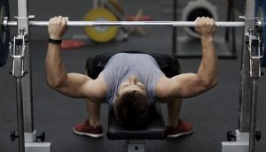 پرس سینه ،همه‌چیز درباره پرس سینه؛ فواید، اشتباهات رایج و اقدامات احتیاطی ،فواید پرس سینه ،نکات مهم برای انجام حرکت پرس سینه