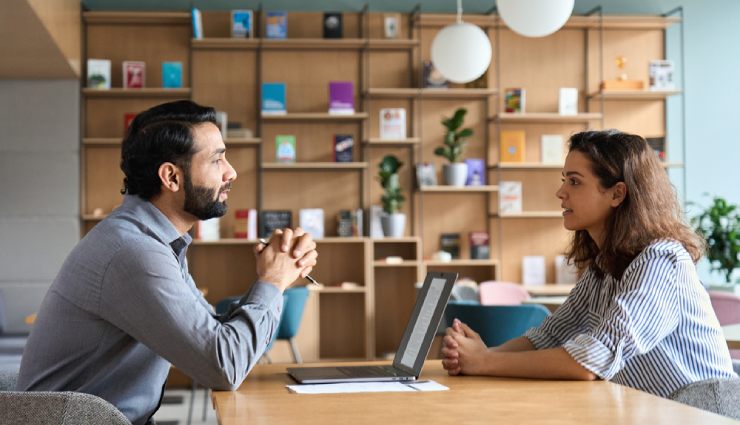 بازخورد منفی ،۹ توصیه برای کنارآمدن با بازخورد منفی در محیط کار ،تفاوت بازخورد مثبت و منفی ،در مواجهه با انتقاد و بازخورد منفی چه کنیم؟