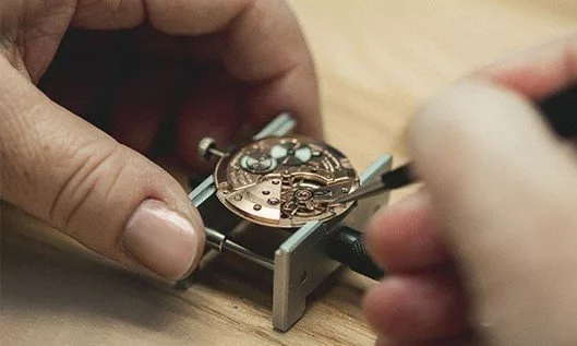 نکات مهم مربوط به تعمیر ساعت که نباید از دست بدهید! 4 1697787370 716 نکات مهم مربوط به تعمیر ساعت که نباید از دست.webp