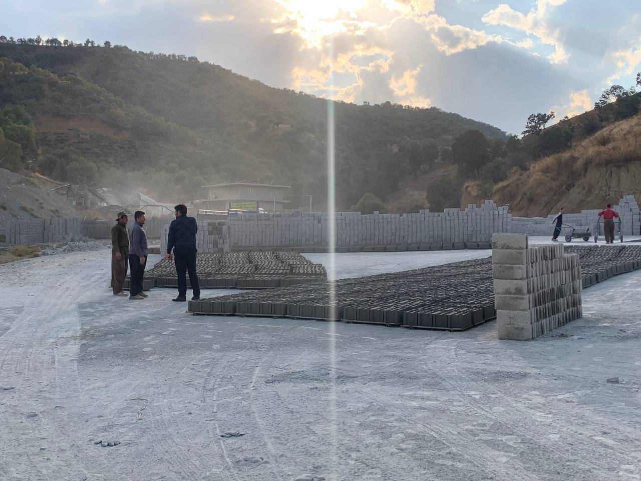 کولبران بارهایشان را زمین گذاشتند11 (2)