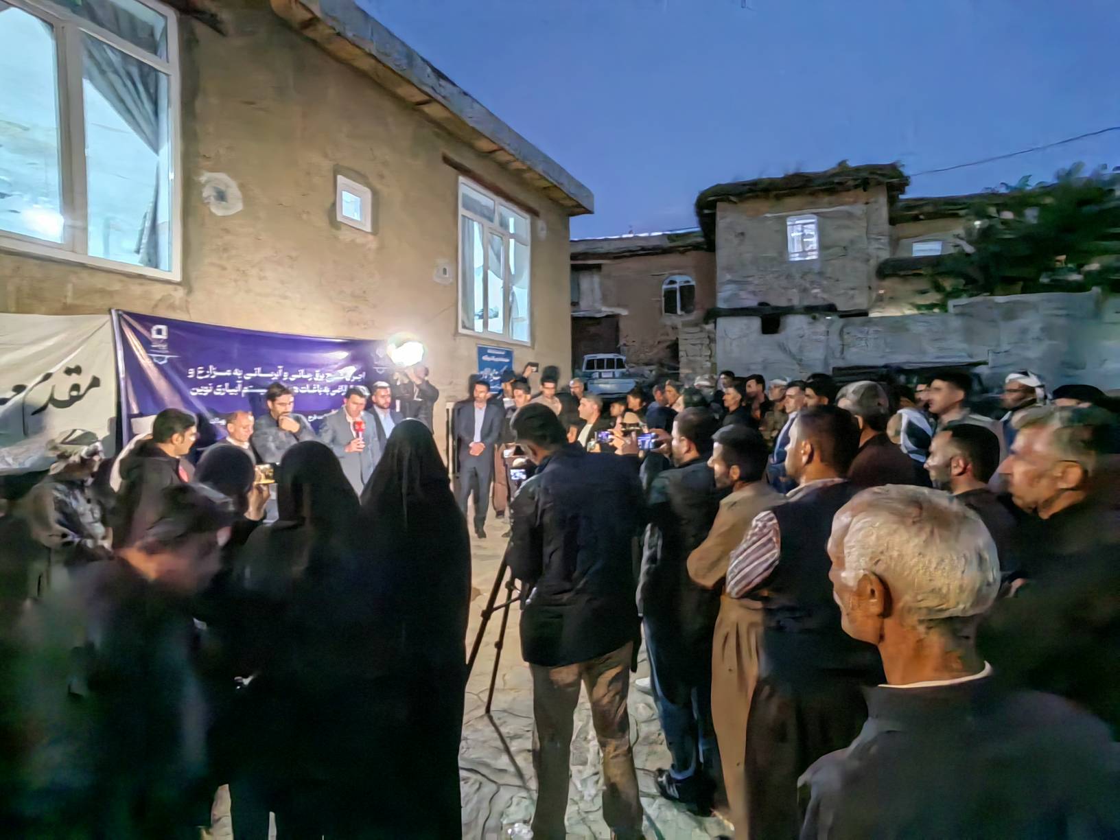 کولبران بارهایشان را زمین گذاشتند5