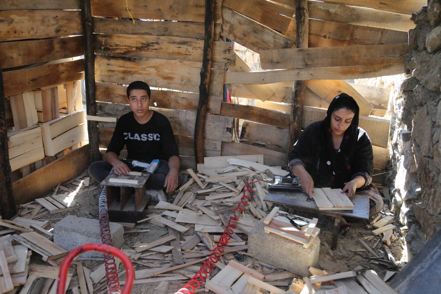 کولبران بارهایشان را زمین گذاشتند12