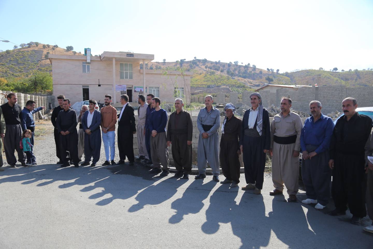 کولبران بارهایشان را زمین گذاشتند13