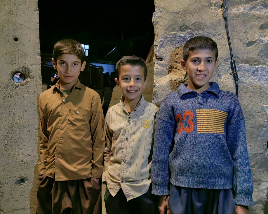 کولبران بارهایشان را زمین گذاشتند6