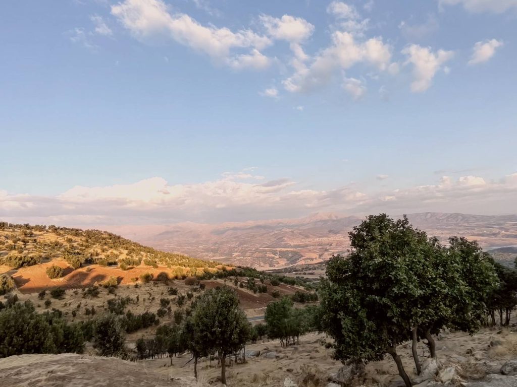 کولبران بارهایشان را زمین گذاشتند4