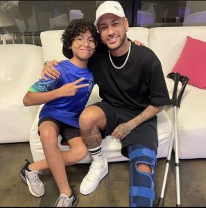 عکس‌| ملاقات نیمار با یک هوادار؛ اولین تصاویر از پای مصدوم و عصای ستاره الهلال