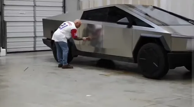 تست بدنه‌ی سایبرتراک تسلا با تیرکمان توسط جو روگان