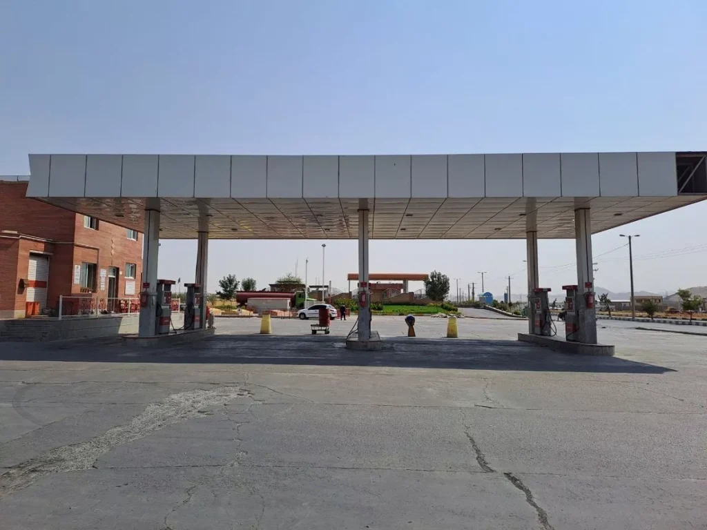 آغاز فرایند آزادسازی قیمت بنزین به‌صورت چراغ خاموش