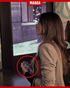 عکس| تصویر خاص خانوادگی روی موبایل همسر مسی