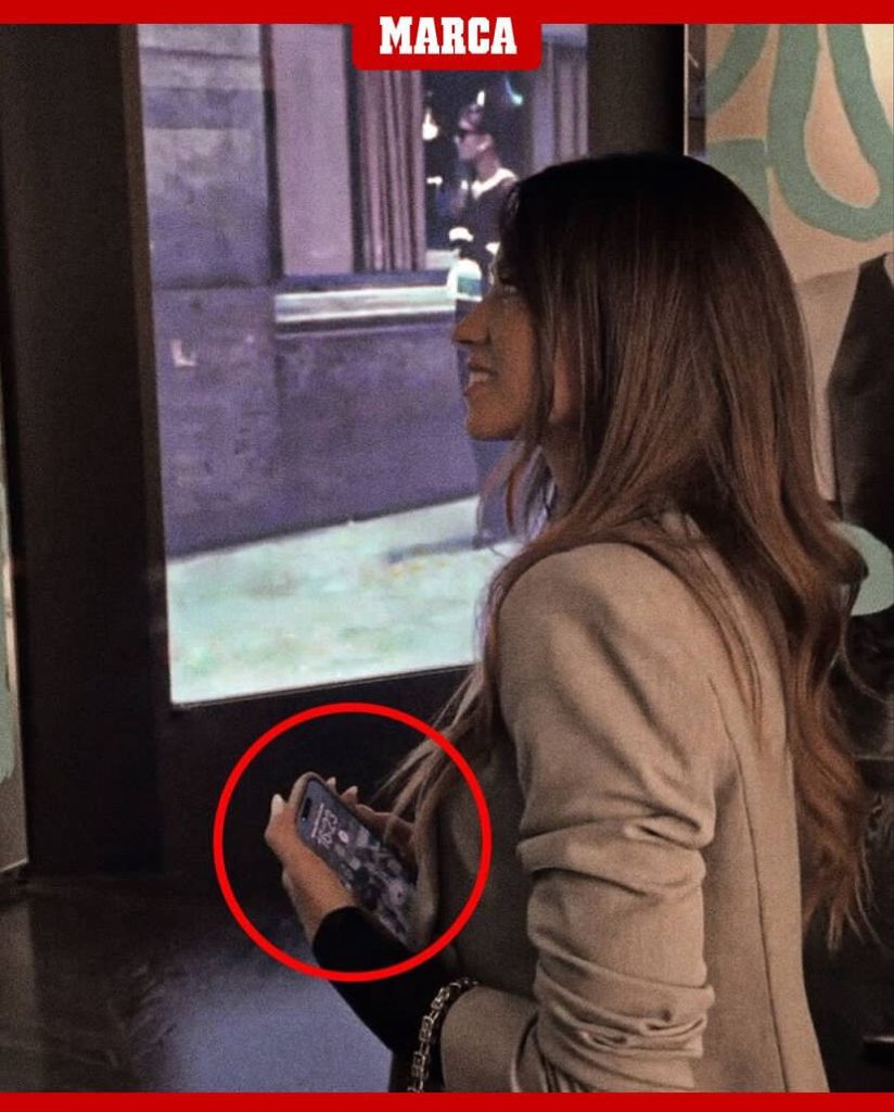 عکس| تصویر خاص خانوادگی روی موبایل همسر مسی