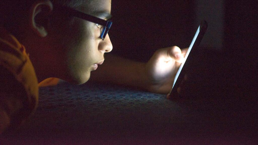 استفاده طولانی مدت کودکان از نمایشگرها