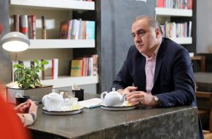 سفیر صلح جمعیت هلال احمر به فرهاد قائمیان رسید