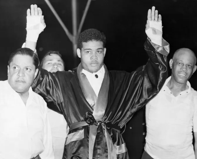 فهرست کامل قهرمانان بلامنازع بوکس سنگین وزن.webp