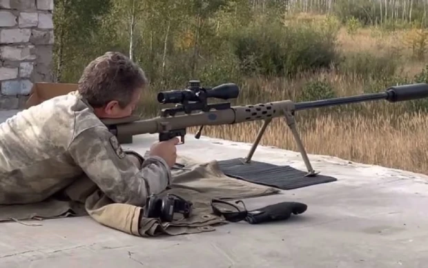 لحظه‌ی شلیک تک تیرانداز اوکراینی به یک سرباز روس از فاصله1 کیلومتری