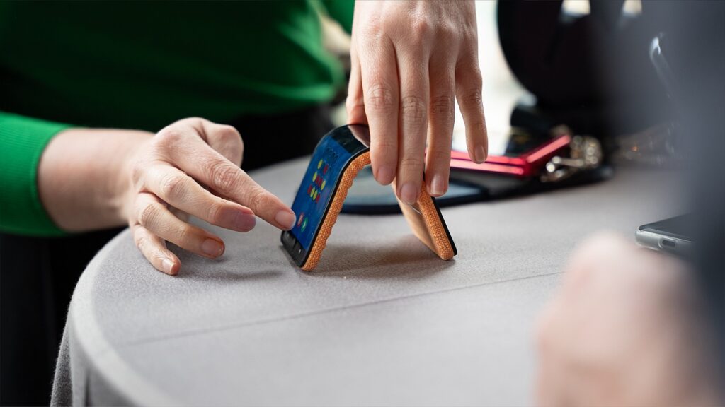 1708930929 160 این گوشی دلنشین موتورولا می‌تواند دور مچ دست بسته شود