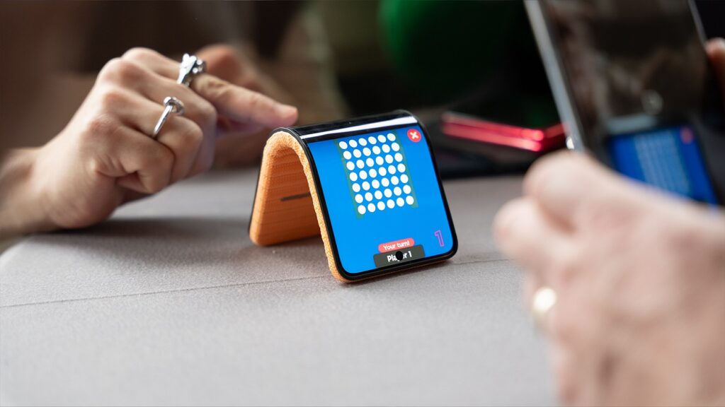 این گوشی جذاب موتورولا می‌تواند دور مچ دست بسته شود + عکس