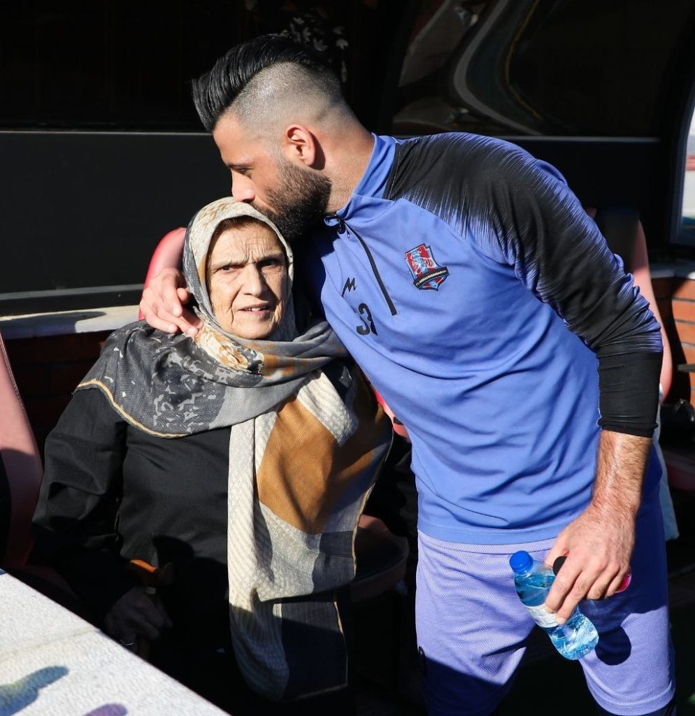 بوسه محمد عباس زاده بر سر مادرش