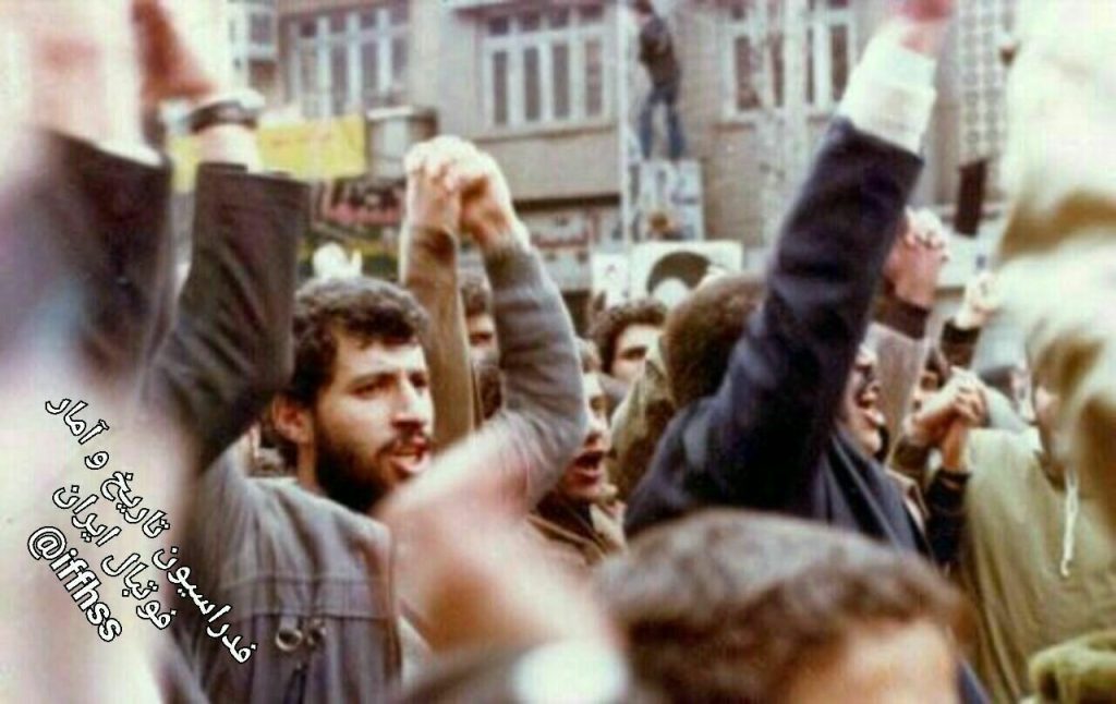 عکس‌| علی پروین و محمد مایلی‌کهن در راهپیمایی بهمن ۵۷