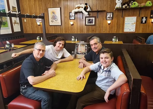 فروش رستوران سکانس آخر سریال «خانواده سوپرانو» به قیمت 82.6 هزار دلار 16 1709827885 13 فروش رستوران سکانس آخر سریال خانواده سوپرانو به قیمت 826