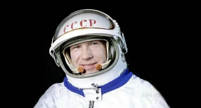 اولین راهپیمایی در فضا توسط الکسی لئونوف