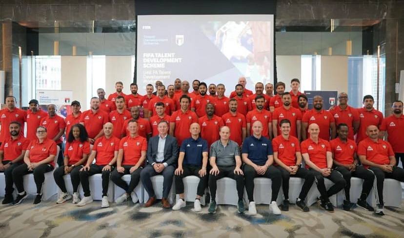 عکس| فرهاد مجیدی در کلاس‌های مربیگری امارات