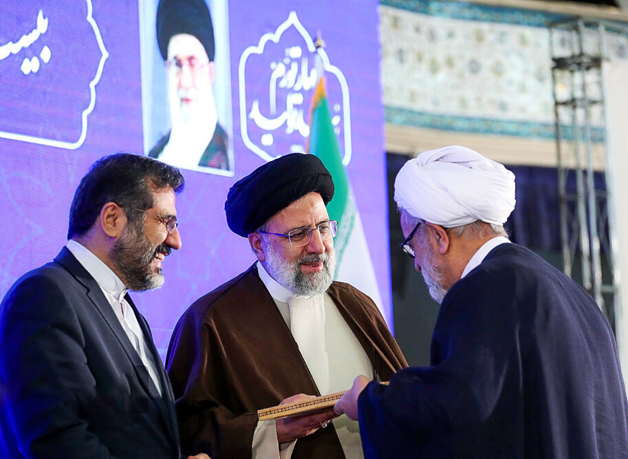 ۱۵ خادم قرآنی مورد تجلیل قرار گرفتند