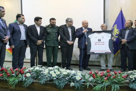 پیراهن تیم ملی فوتسال ایران به موزه دفاع مقدس اهدا شد 
