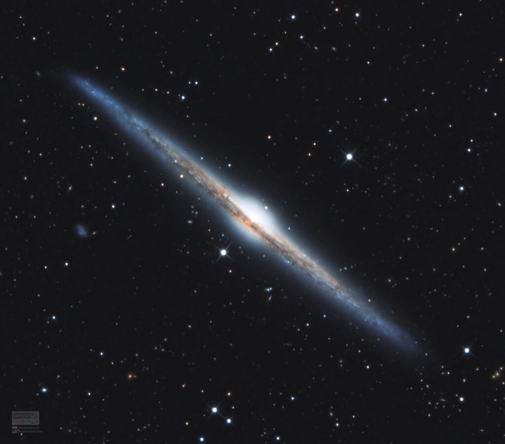 NGC 4565، کهکشانی در لبه