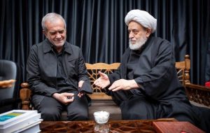 شیخ حسین انصاریان به رئیس‌جمهور منتخب هدیه داد