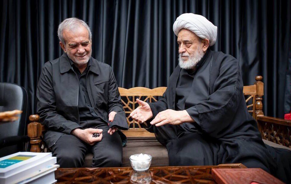 شیخ حسین انصاریان به رئیس‌جمهور منتخب هدیه داد