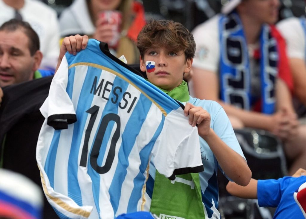 عکس| هواداران اسلوونی با پیراهن مسی روی اعصاب رونالدو!