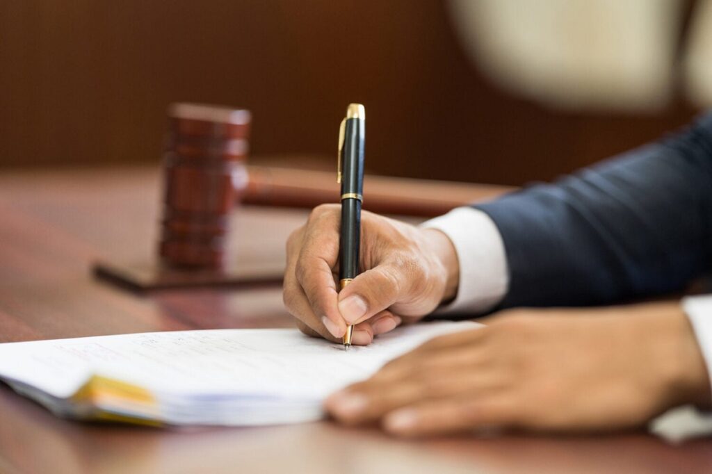 محققان MIT علت پیچیدگی‌ نوشتاری اسناد حقوقی و قوانین را