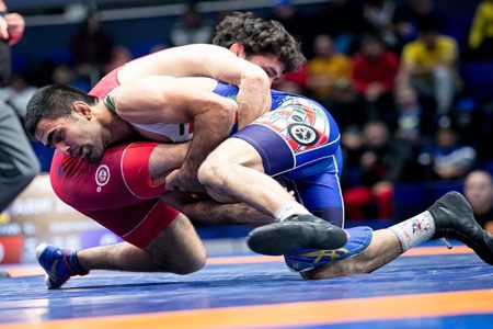 کشتی آزاد امید‌های جهان/ مومنی با شکست قاطع آمریکا به مدال برنز رسید