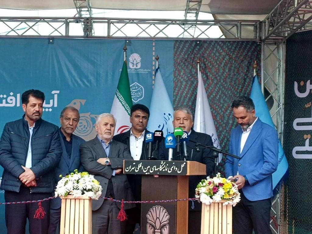 رییس جمهور از نمایشگاه ملی صنایع دستی بازدید می کند