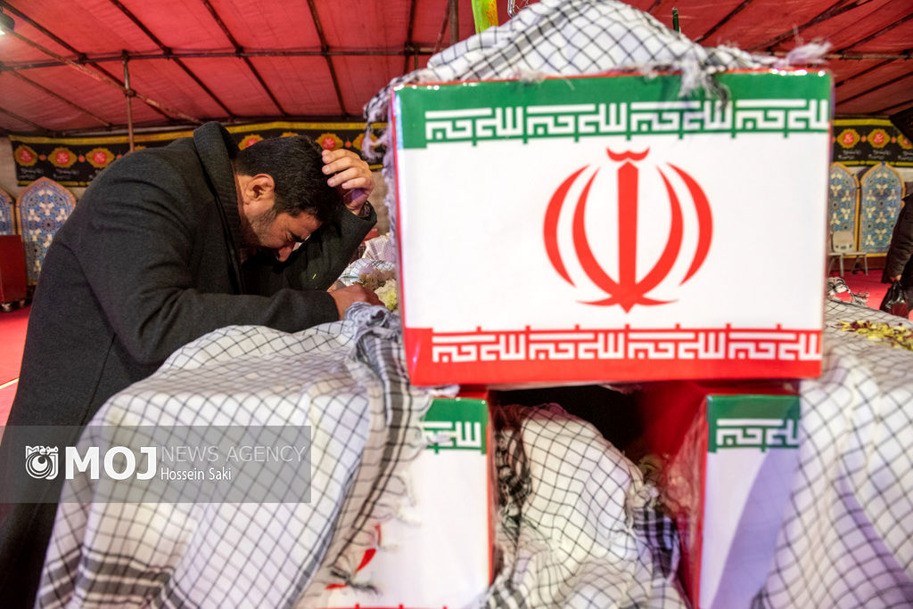 مراسم تشییع پیکرهای ۱۰۰ شهید گمنام از مقابل دانشگاه تهران آغاز شد