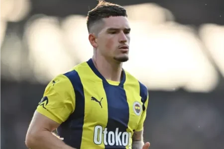 به خاطر تمساح هایی که تو خونه نگهداری میکنی به ایران بیا !