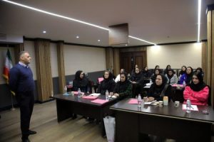 آغاز دوره ۵ روزه مربی‌گری بانوان با تدریس دکتر انوشیروانی